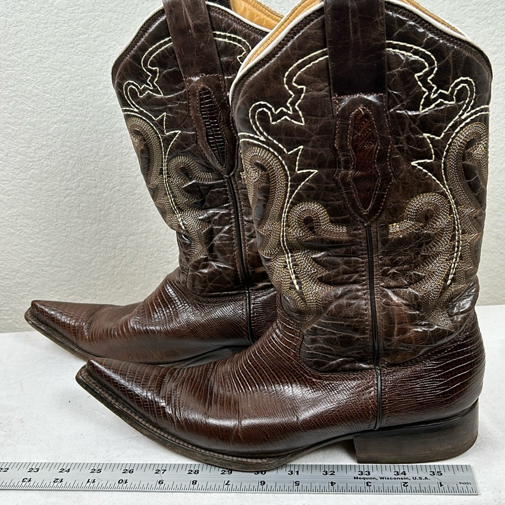 Men’s Size 7 leather cowboy boots w/ textured and stitched leather exterior